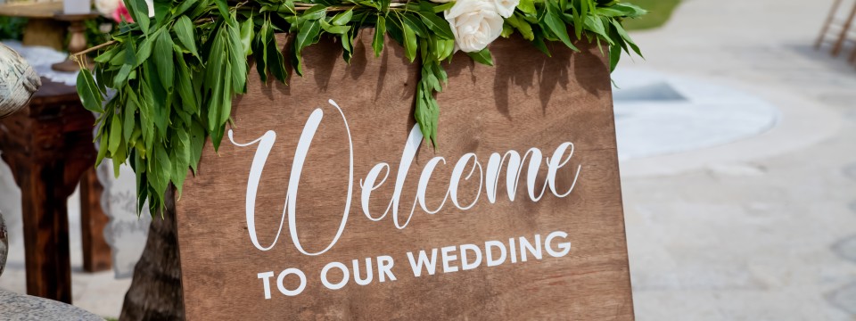 Wooden,Welcome,Table,Board,Sign,At,The,Wedding,On,The